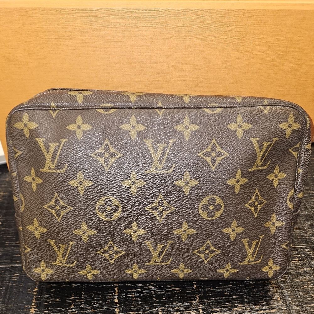 Louis Vuitton LV Cosmetic Pouch TrousseToilette 23 Brown Monogram